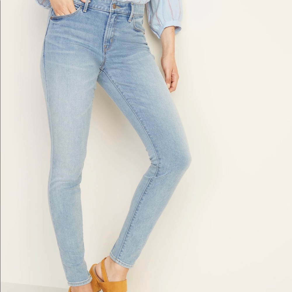 Light wash mid rise skinny jeans
